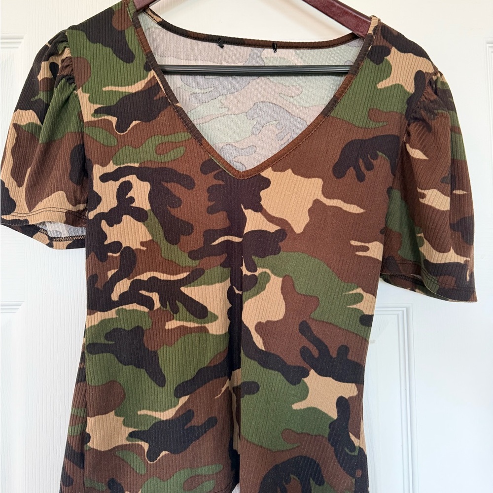 Camouflage V-Neck Short Sleeve Top - Green/Brown Camo